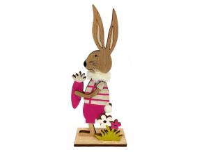 Húsvéti dekorációs figura nyuszi csíkos kantáros ruhában, répával és virágokkal, natúr-pink
