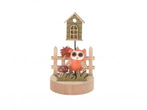 Őszi dekorációs figura narancssárga bagoly bordó gombával fa hengeren kerítéssel és házikóval