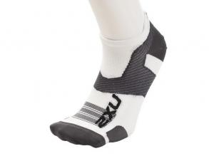 Vectr Ultralight No Show 2XU unisex fehér/szürke színű training zokni