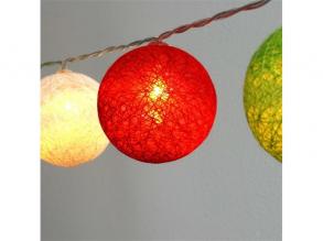 Gömb alakú 6cm/színes fonott/4,5m/piros-fehér-zöld/30db LED-es/USB-s fénydekoráció