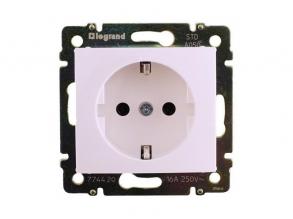 Legrand 774420 Valena fehér 2P+F csatlakozóaljzat