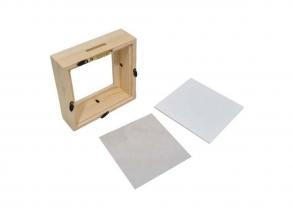 Fa persely plexiből, fehér hátoldallal, közepes méretű