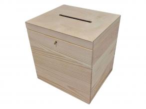 Magas fenyőfa postaláda