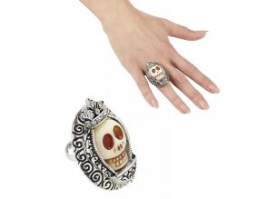 Ezüstszínű gyűrű, fehér koponyával és strasszkövekkel díszítve