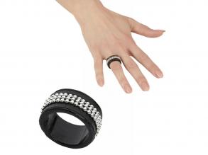 Ezüst gyöngyökkel díszített fekete színű bőrgyűrű