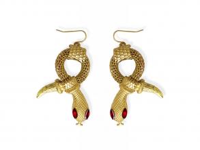 Aranyszínű kígyó fülbevaló vörös díszkövekkel
