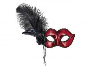 Fémesen csillogó piros velencei szemmaszk, fekete rózsa és toll dísszel